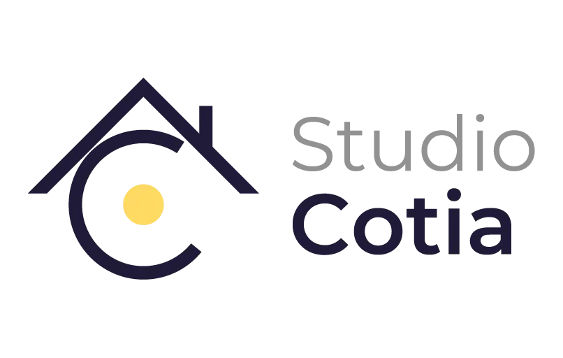 LOGOMARCA do STUDIO COTIA, unindo as formas de uma casa, com o telhado cobrindo a letra C com ponto centro simbolizando janela acessa. Desenvolvido por Café com Web.